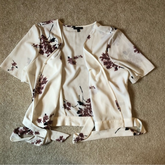 Floral wrap blouse - Picture 3 of 4